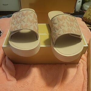 Michael kors soft pink  slides  size 10